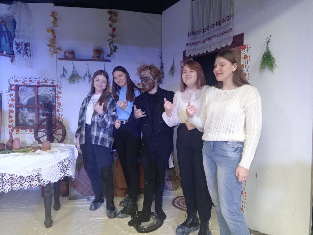 ГБОУ СОШ №2 г. Сызрани | Поездка учащихся 9-11 классов в камерный театр 