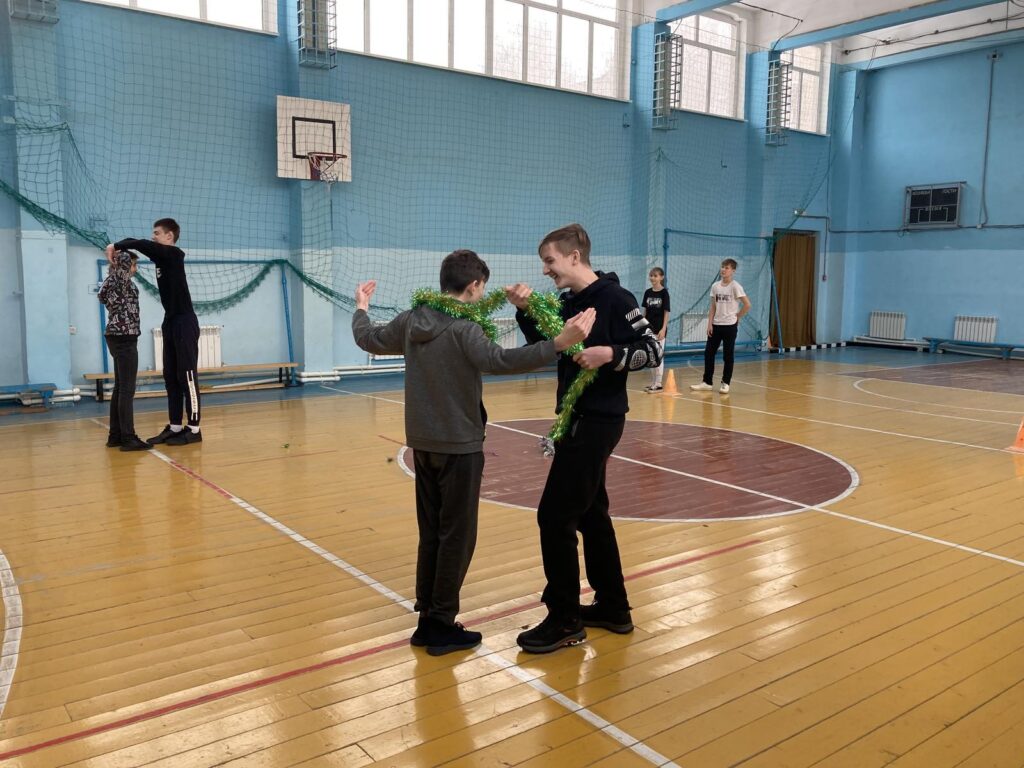 ГБОУ СОШ №2 г. Сызрани | Новый год в кроссовках, 8-г класс