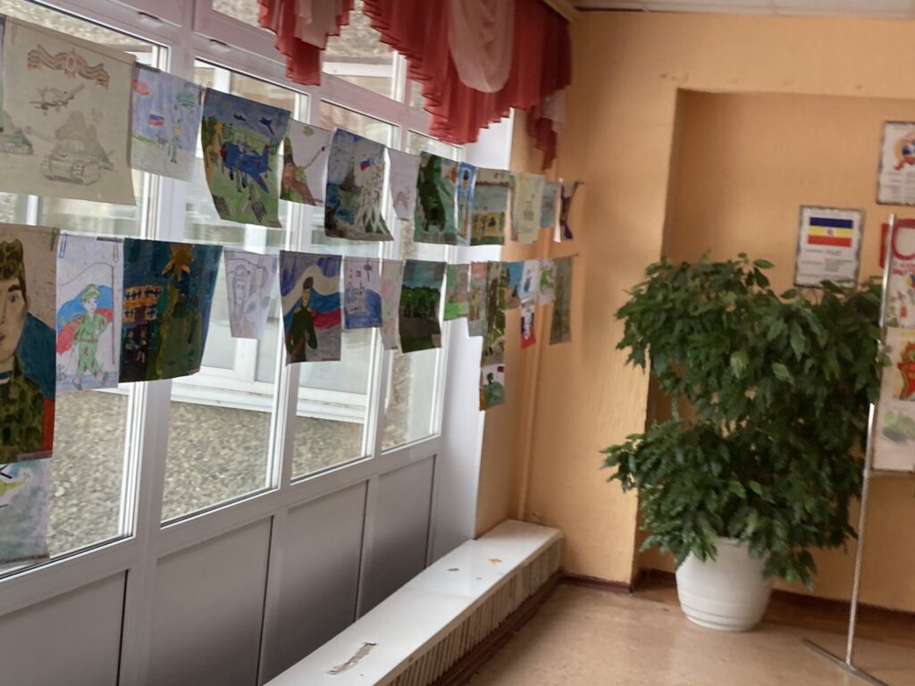 ГБОУ СОШ №2 г. Сызрани | Выставка рисунков, приуроченная ко Дню защитника Отечества