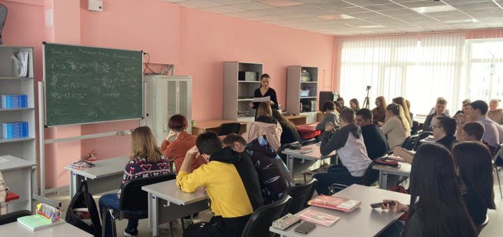 ГБОУ СОШ №2 г. Сызрани | Встреча выпускников школы с Заместителем начальника ОРЛС, начальником отделения кадров МУ МВД России «Сызранское» подполковником внутренней службы Петровой Марией Сергеевной