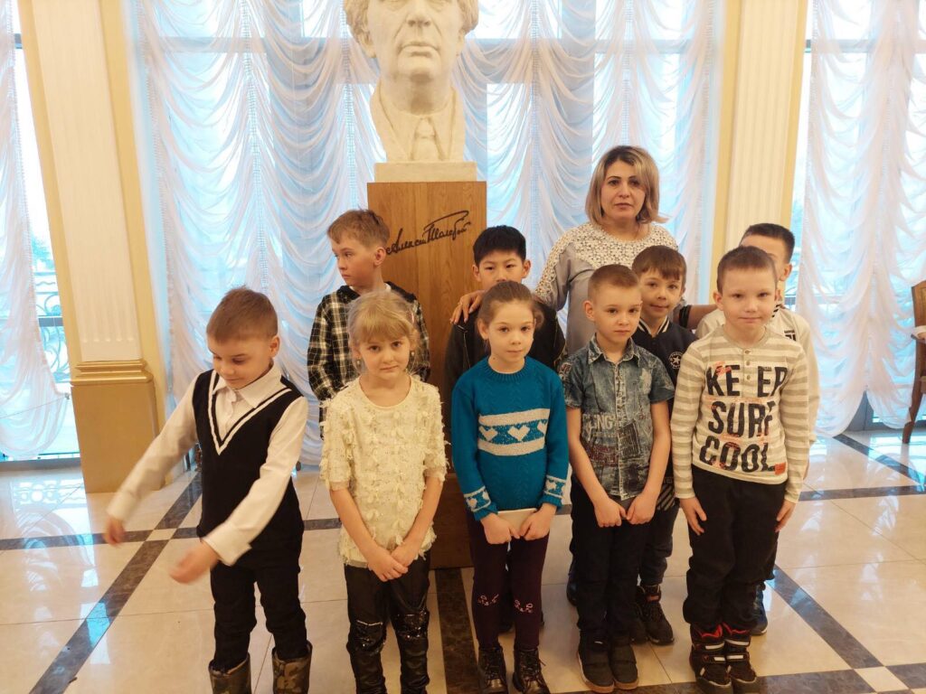 ГБОУ СОШ №2 г. Сызрани | Поездка в Драматический театр имени  А.Н. Толстого