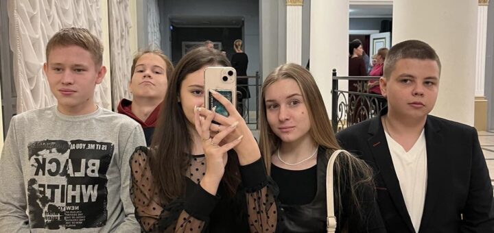 ГБОУ СОШ №2 г. Сызрани | Поездка 10-б класса в Сызранский драматический театр имени А.Н. Толстого