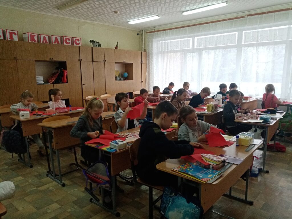 ГБОУ СОШ №2 г. Сызрани | Мастер-класс по изготовлению объёмных цветов для праздничной открытки во 2-г классе