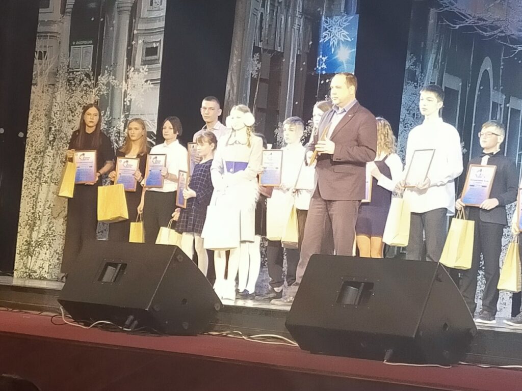 ГБОУ СОШ №2 г. Сызрани | Новогодняя елка главы г.о. Сызрань А.Е.Лукиенко для одаренных детей