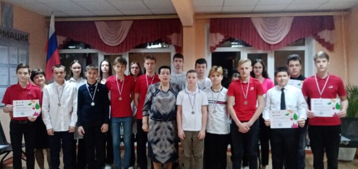 ГБОУ СОШ №2 г. Сызрани | Награждение лучших учеников школы на торжественной линейке