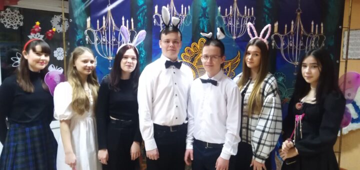 ГБОУ СОШ №2 г. Сызрани | Театрализованный флешмоб "Новый год шагает по Планете"