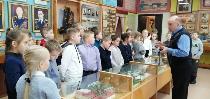 ГБОУ СОШ №2 г. Сызрани | Экскурсия 4-Г класса в музей СВВАУЛ