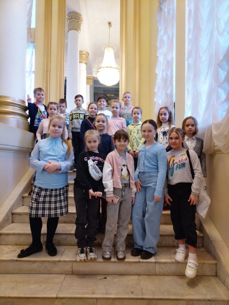 ГБОУ СОШ №2 г. Сызрани | Поездка 2-а класса в Сызранский драматический театр имени А.Толстого