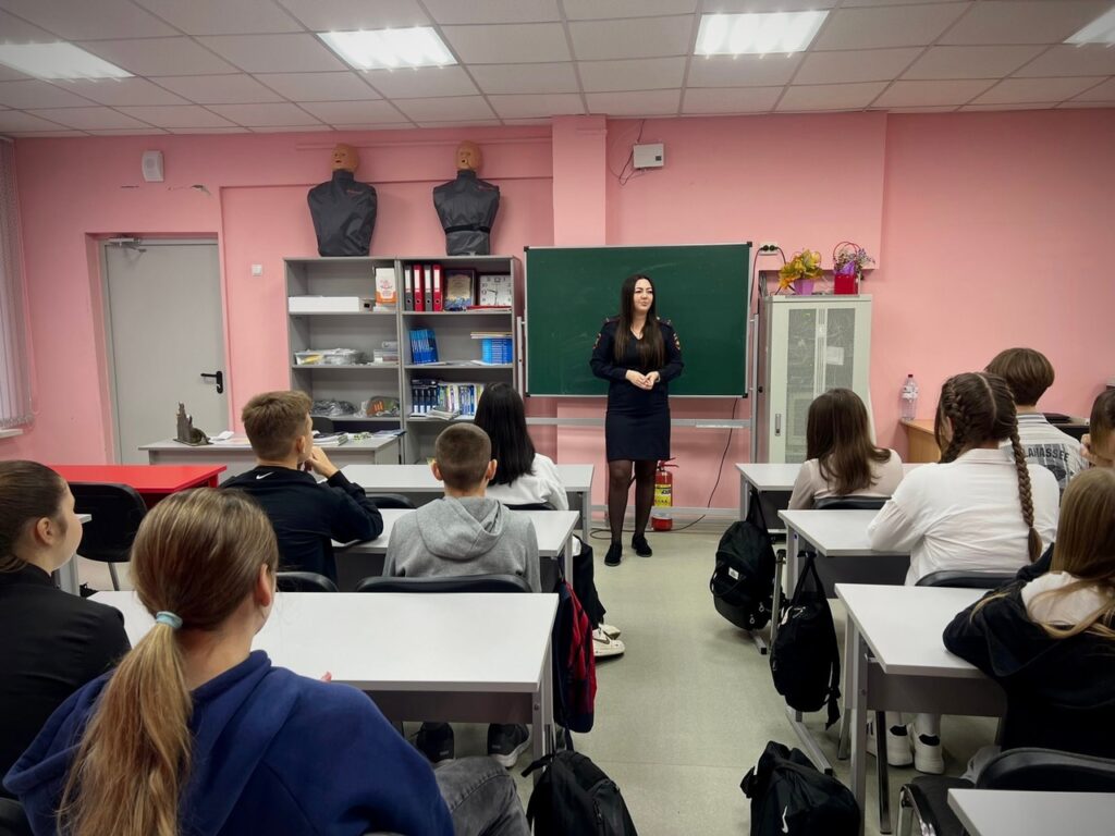 ГБОУ СОШ №2 г. Сызрани | ПДД. Встреча школьников с инспектором Перовой Д.А.