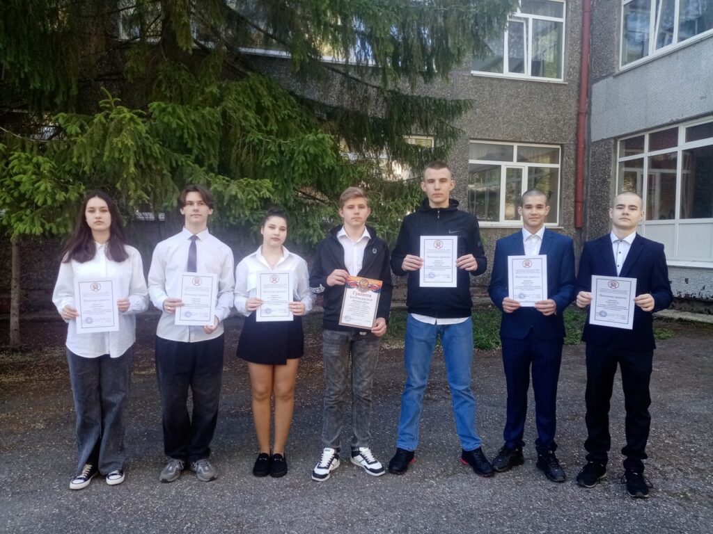 ГБОУ СОШ №2 г. Сызрани | Итоговая церемония торжественного подъёма Государственного флага