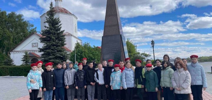 Возложение цветов у вечного огня