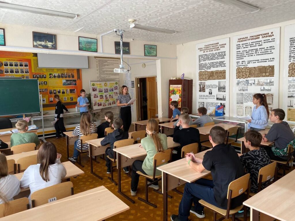 Экскурсия в школьный музей “Трудовой и боевой славы ОАО СНПЗ” для учащихся 7 класса ГБОУ ООШ №39 ГБОУ СОШ №2 г. Сызрани | Экскурсия в школьный музей