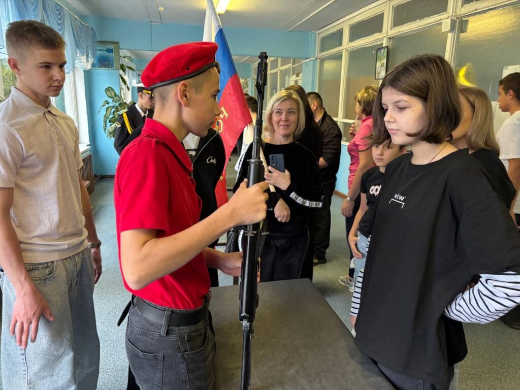 ГБОУ СОШ №2 г. Сызрани | Торжественное открытие класса патриотического воспитания и электронного тира в рамках проекта родительских инициатив «Точно в цель».