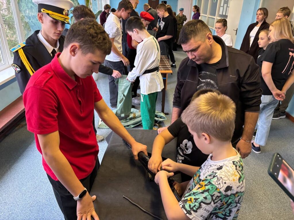 ГБОУ СОШ №2 г. Сызрани | Торжественное открытие класса патриотического воспитания и электронного тира в рамках проекта родительских инициатив «Точно в цель».