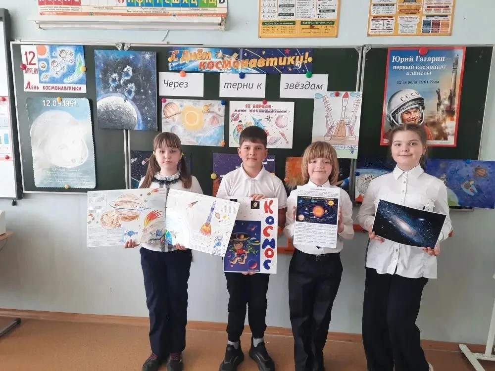 ГБОУ СОШ №2 г. Сызрани | В 3 А классе прошёл классный час, посвящённый 65-летию полёта человека в Космос