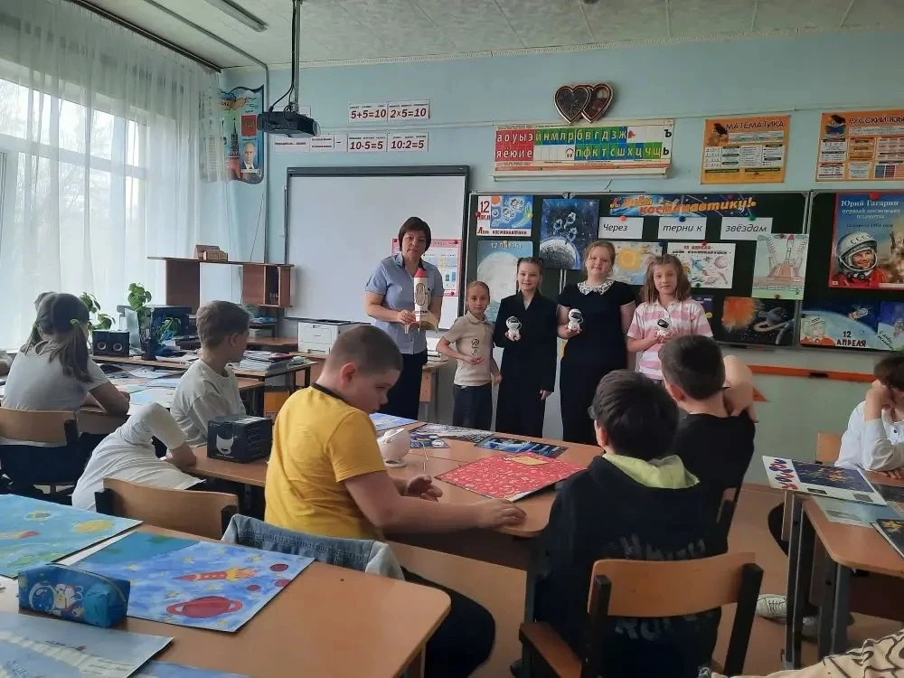 ГБОУ СОШ №2 г. Сызрани | В 3 А классе прошёл классный час, посвящённый 65-летию полёта человека в Космос