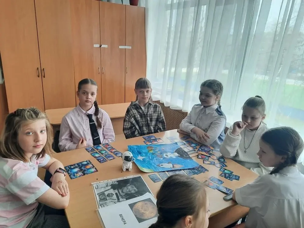 ГБОУ СОШ №2 г. Сызрани | В 3 А классе прошёл классный час, посвящённый 65-летию полёта человека в Космос